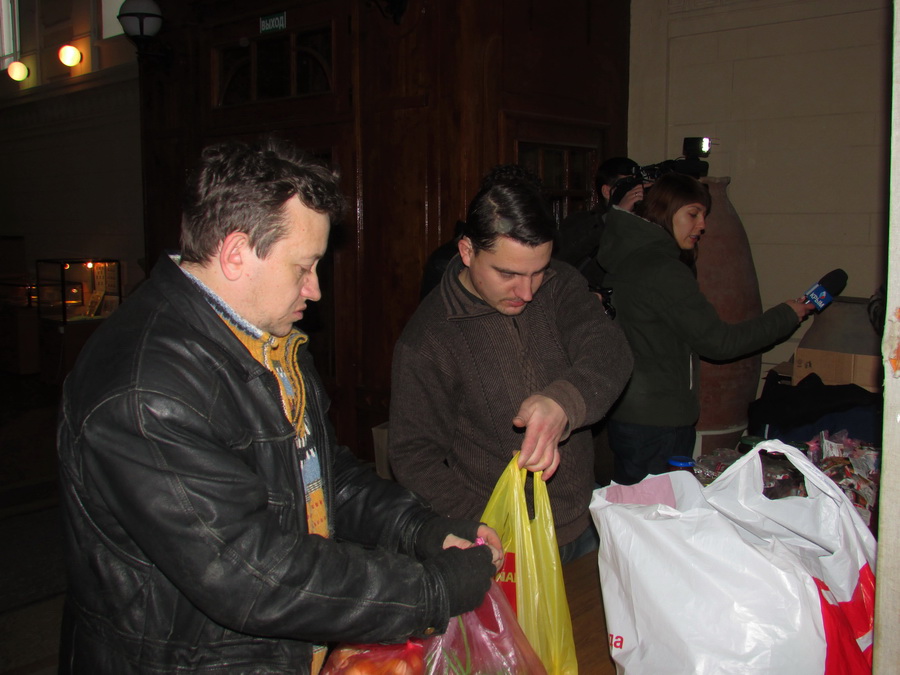 Из Симферополя в Киев отправили вещи и еду для крымских солдат и бойцов «Беркута»