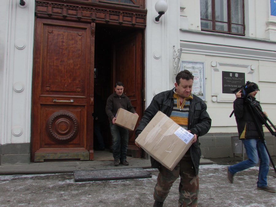 Из Симферополя в Киев отправили вещи и еду для крымских солдат и бойцов «Беркута»