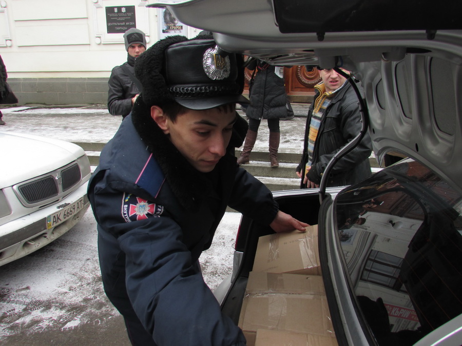 Из Симферополя в Киев отправили вещи и еду для крымских солдат и бойцов «Беркута»