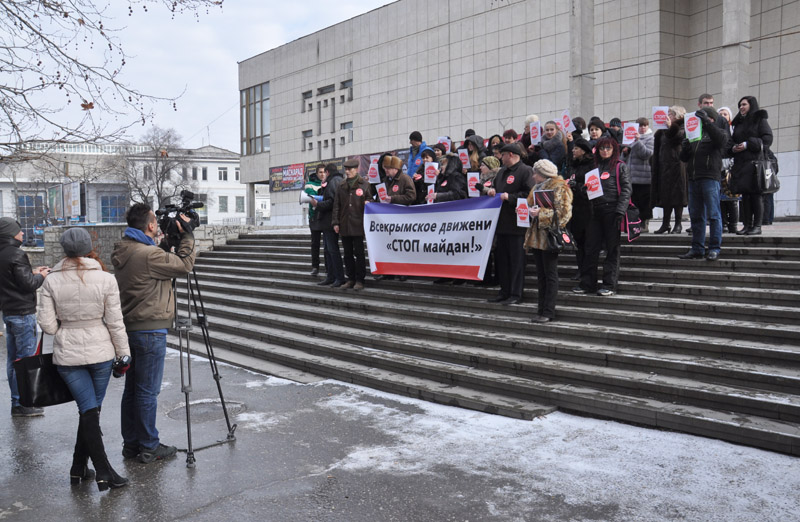 В Симферополе состоялся флешмоб «Стоп майдан»