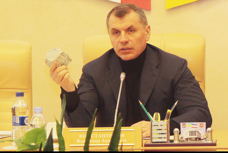 Крымский спикер продемонстрировал, чем кидают в милицию в Киеве