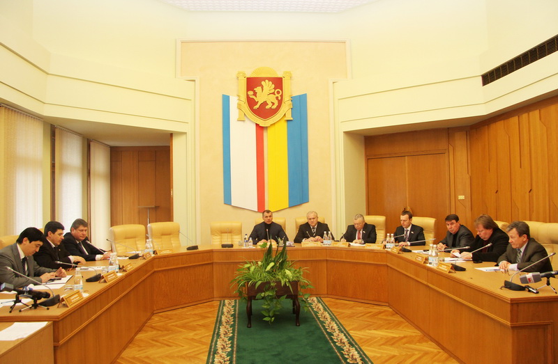 Крымский спикер продемонстрировал, чем кидают в милицию в Киеве