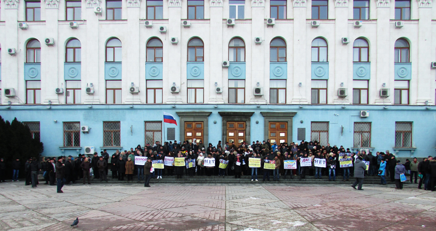 В Симферополе выстроили живую цепь на входе в Совмин