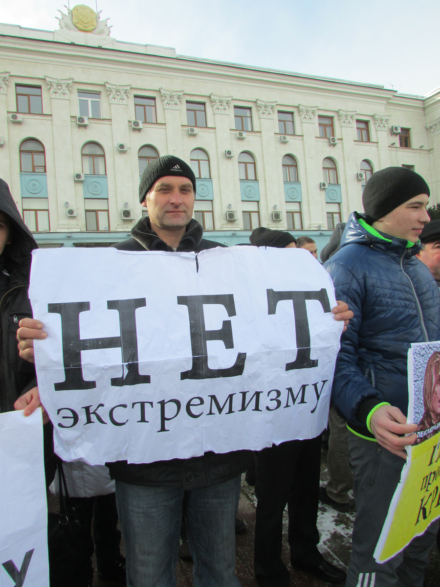 В Симферополе выстроили живую цепь на входе в Совмин