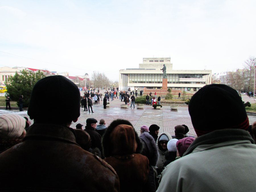 В Симферополе выстроили живую цепь на входе в Совмин