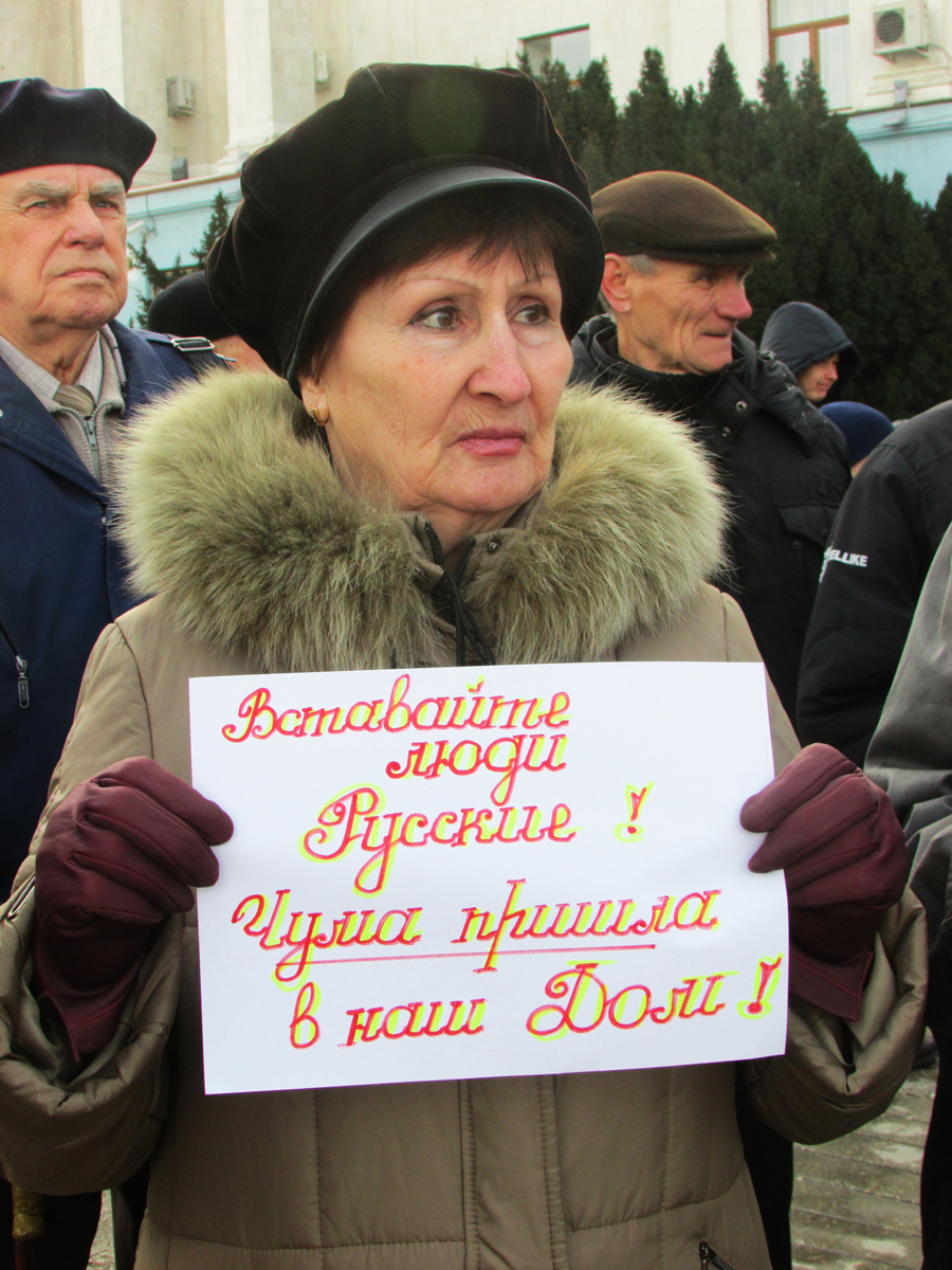 В Симферополе выстроили живую цепь на входе в Совмин