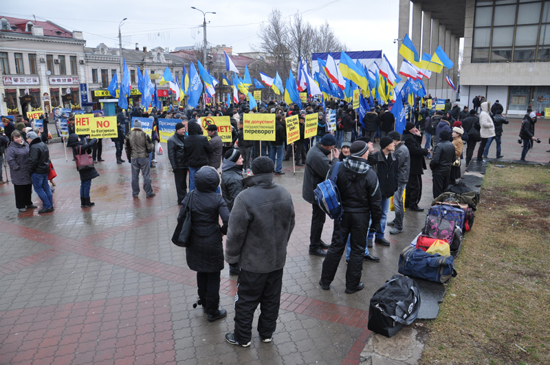 Около 2 тыс. крымчан отправились в Киев поддержать власть