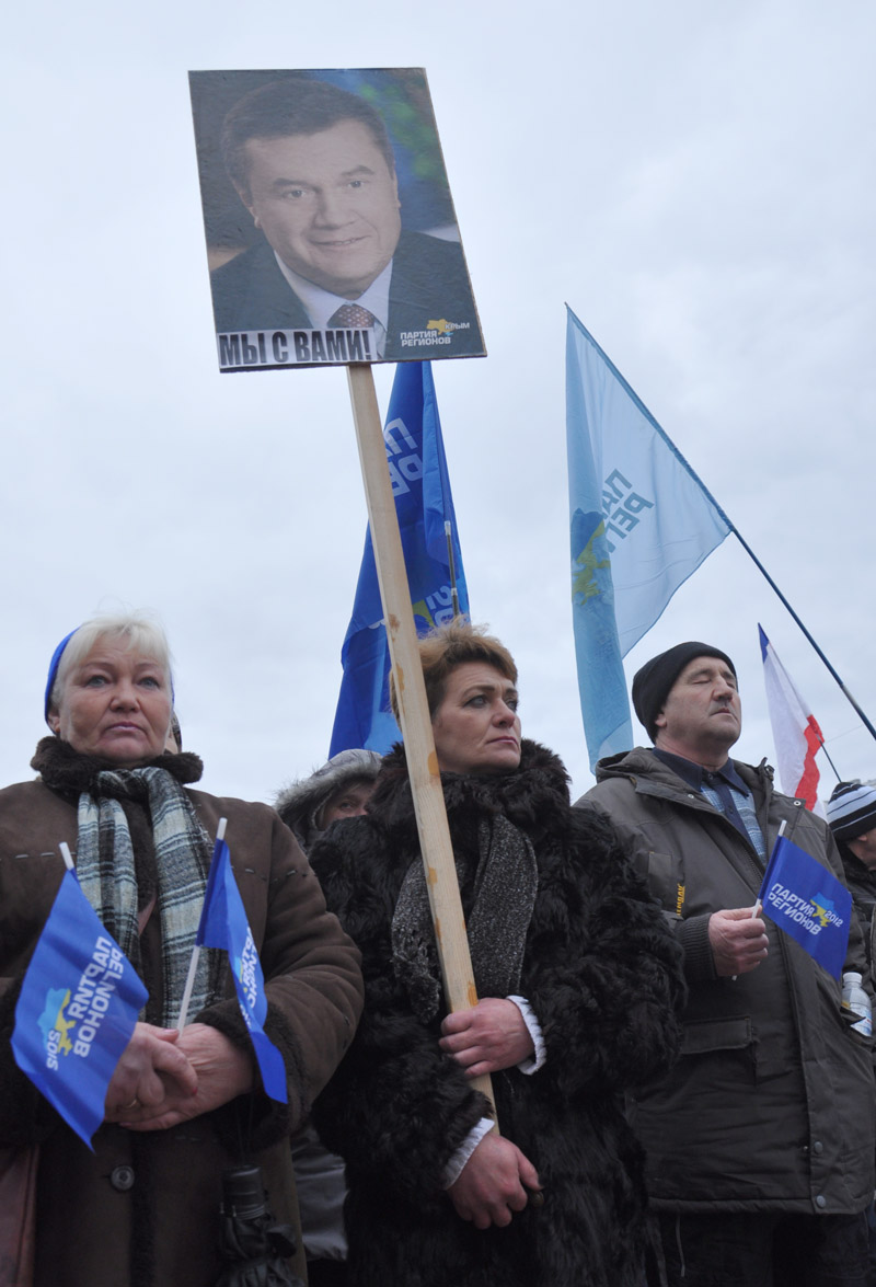 Около 2 тыс. крымчан отправились в Киев поддержать власть