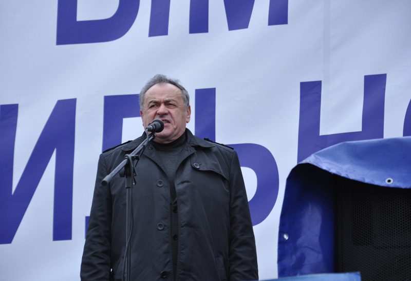 Около 2 тыс. крымчан отправились в Киев поддержать власть