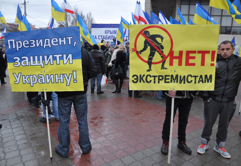 Около 2 тыс. крымчан отправились в Киев поддержать власть