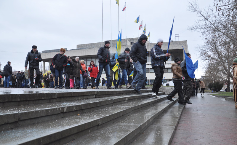 Около 2 тыс. крымчан отправились в Киев поддержать власть