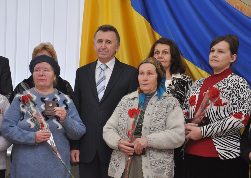 В Крыму 20 многодетных крымчанок получили звания «Мать-героиня»