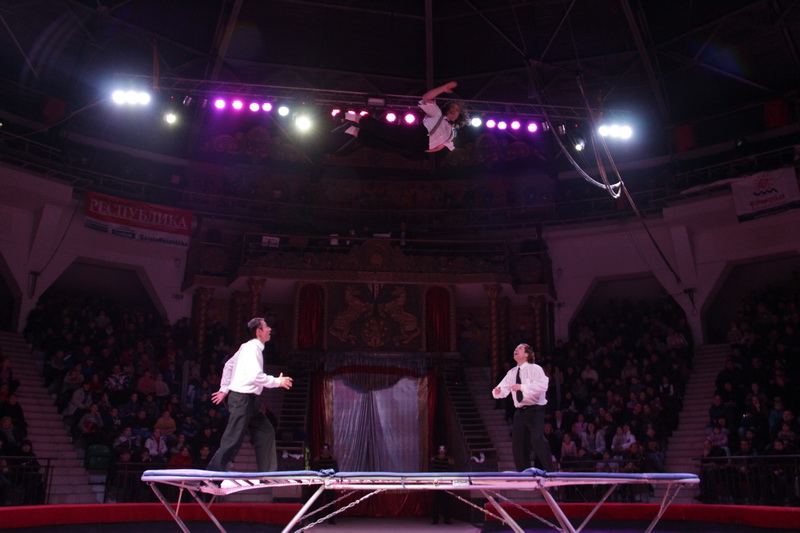 Киевский цирк привез в Симферополь динозавров и льва Папы Римского