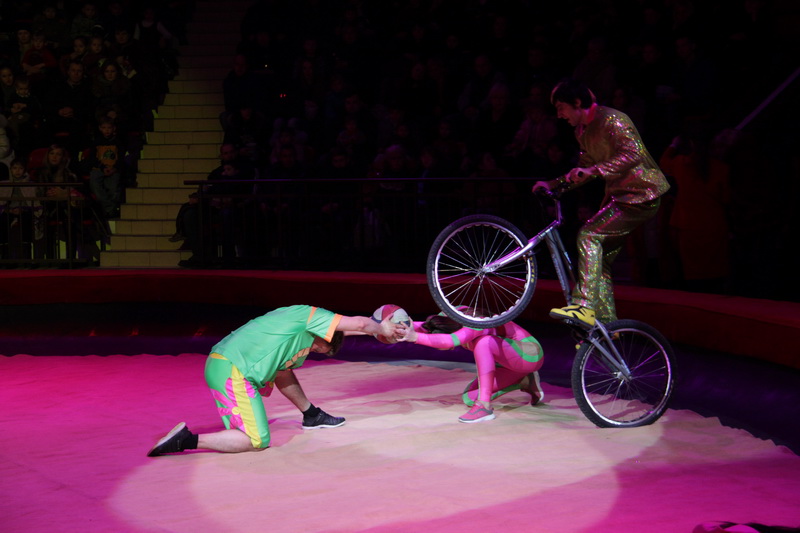 Киевский цирк привез в Симферополь динозавров и льва Папы Римского