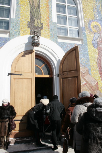 В Симферополе тысячи паломников приходят поклониться Дарам волхвов