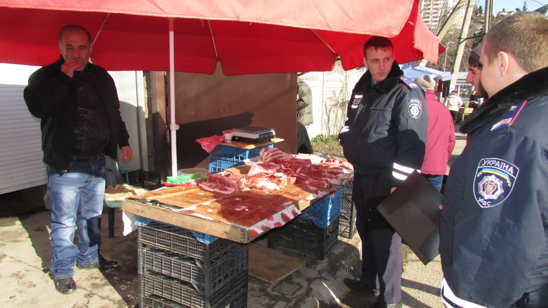 В Алуште провели рейд по борьбе со стихийной торговлей