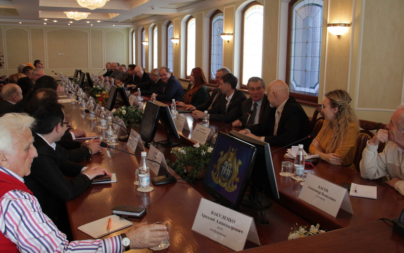 Крымский премьер встретился с творческой интеллигенцией АРК