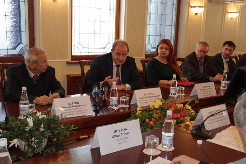 Крымский премьер встретился с творческой интеллигенцией АРК