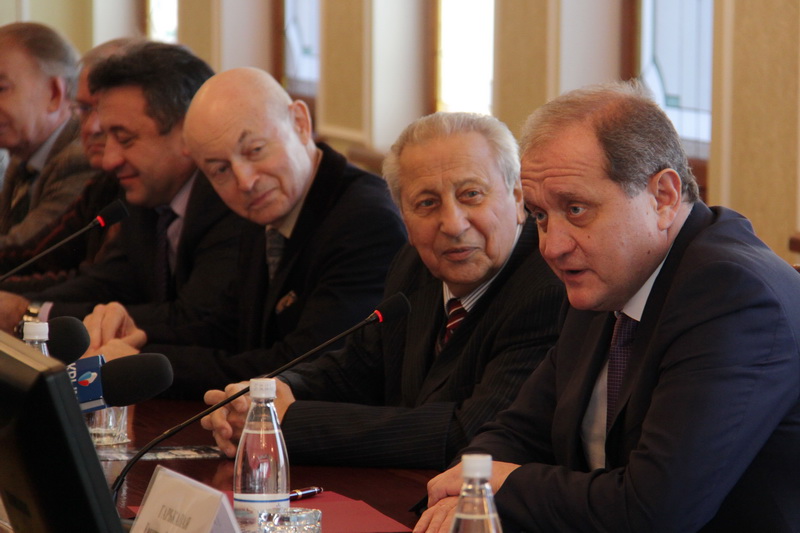 Крымский премьер встретился с творческой интеллигенцией АРК