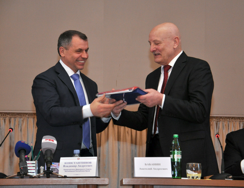 Крымские депутаты встретились со студентами-медиками в Симферополе