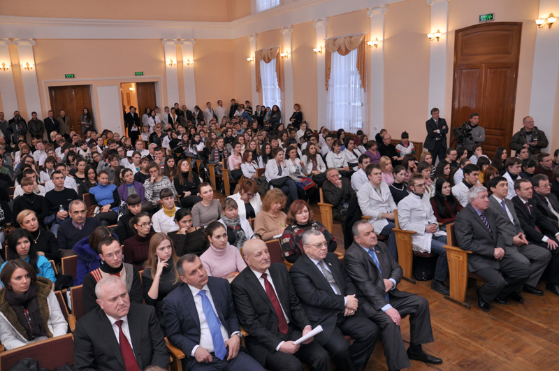 Крымские депутаты встретились со студентами-медиками в Симферополе