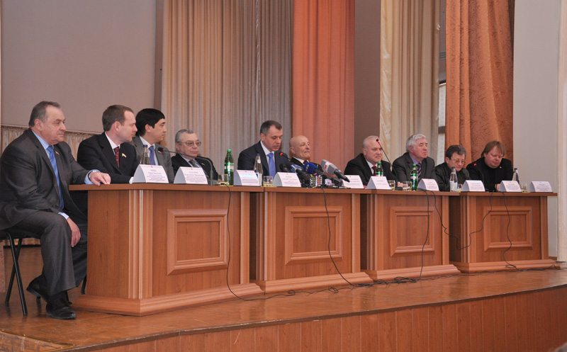 Крымские депутаты встретились со студентами-медиками в Симферополе