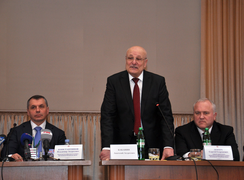 Крымские депутаты встретились со студентами-медиками в Симферополе