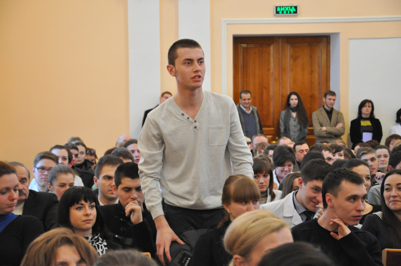 Крымские депутаты встретились со студентами-медиками в Симферополе