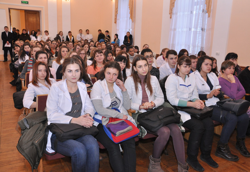 Крымские депутаты встретились со студентами-медиками в Симферополе