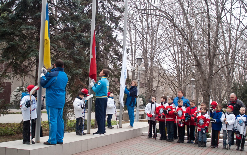 В Севастополе подняли Олимпийский флаг