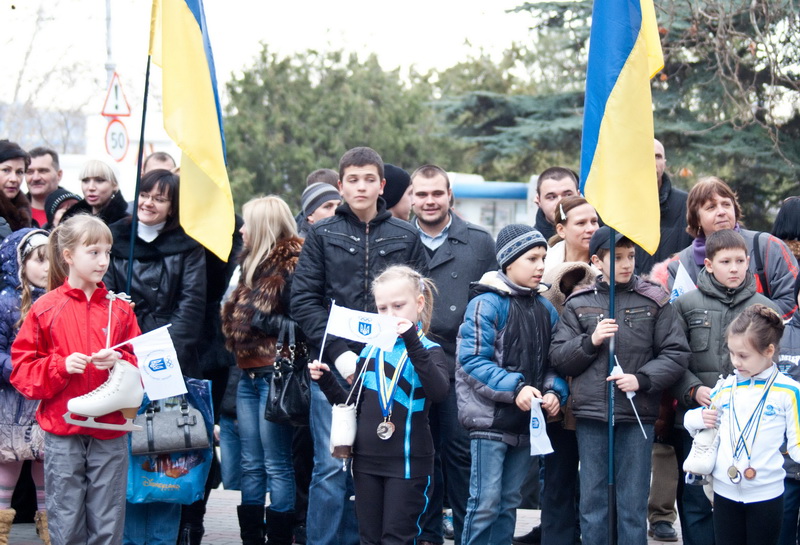 В Севастополе подняли Олимпийский флаг