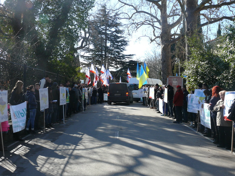 В Ливадии прошел митинг в поддержку участников Форума областных советов