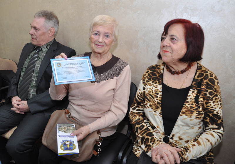 В Симферополе выпускники компьютерных курсов для пенсионеров получили сертификаты