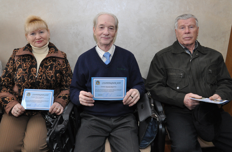 В Симферополе выпускники компьютерных курсов для пенсионеров получили сертификаты
