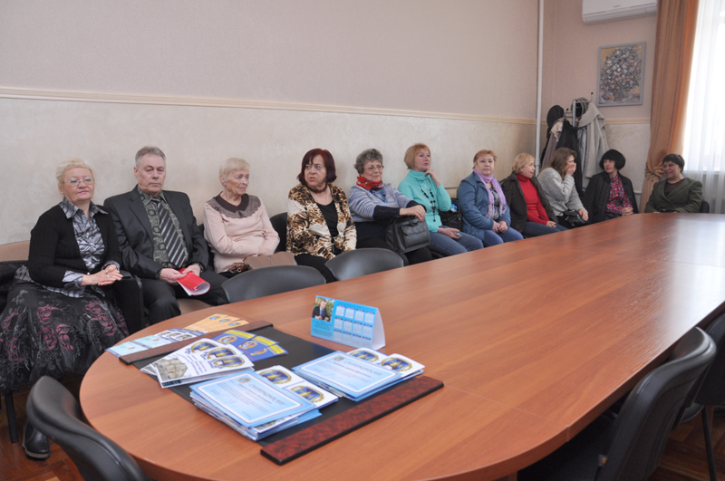 В Симферополе выпускники компьютерных курсов для пенсионеров получили сертификаты