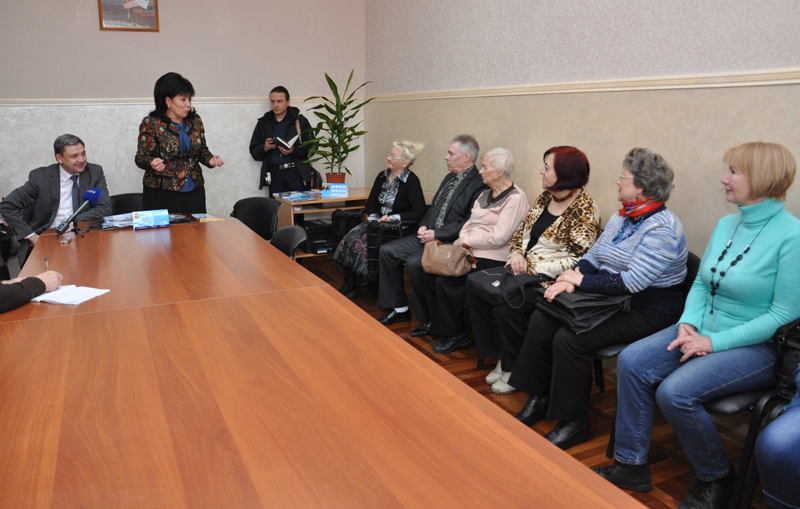 В Симферополе выпускники компьютерных курсов для пенсионеров получили сертификаты