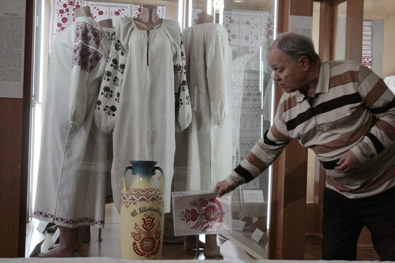 В Симферополе презентовали первые результаты вышивки рушника к юбилею Шевченко