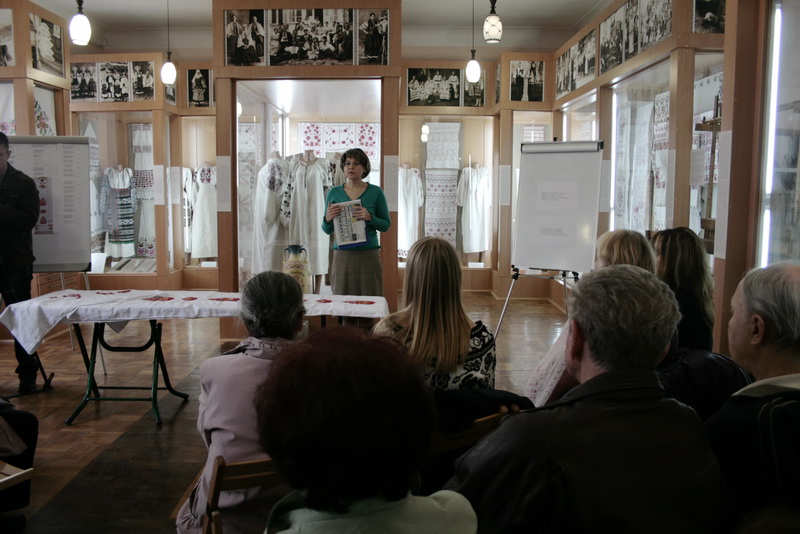 В Симферополе презентовали первые результаты вышивки рушника к юбилею Шевченко