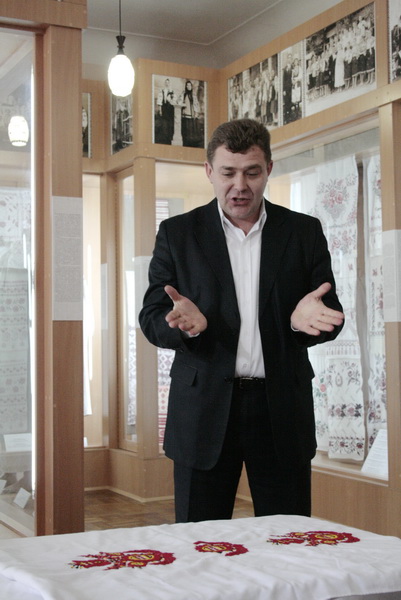 В Симферополе презентовали первые результаты вышивки рушника к юбилею Шевченко