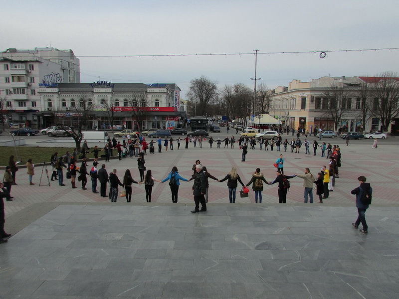 В Симферополе прошла акция «Счастливые объятия»