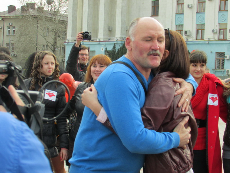 В Симферополе прошла акция «Счастливые объятия»