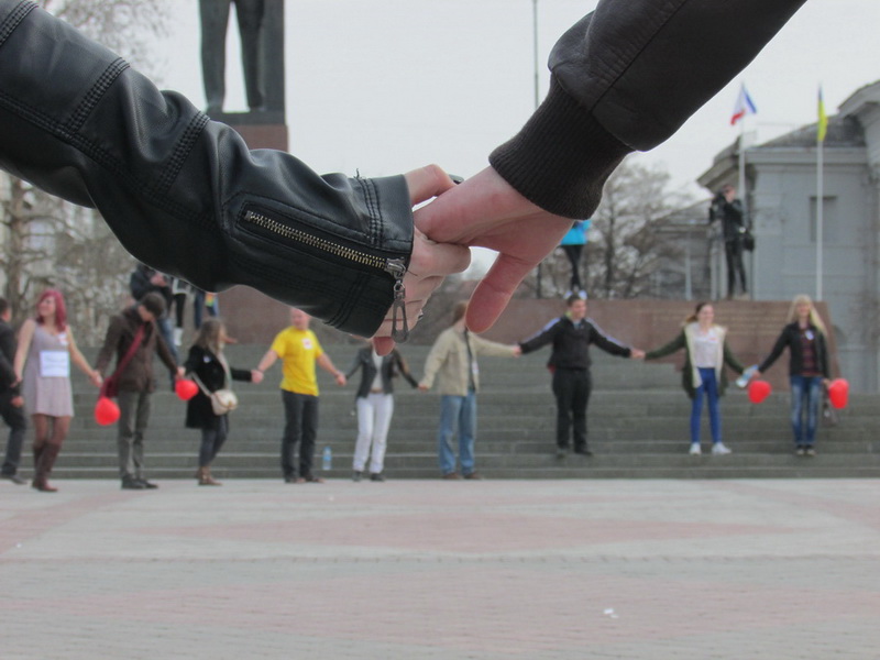 В Симферополе прошла акция «Счастливые объятия»