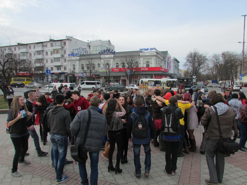 В Симферополе прошла акция «Счастливые объятия»