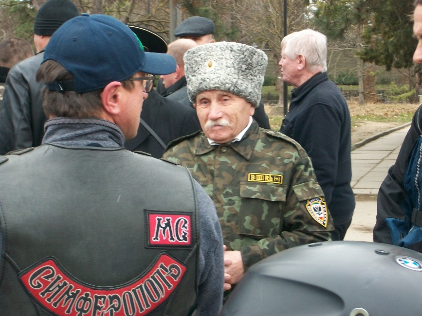 В Симферополе байкеры поздравили ветеранов с 23 февраля