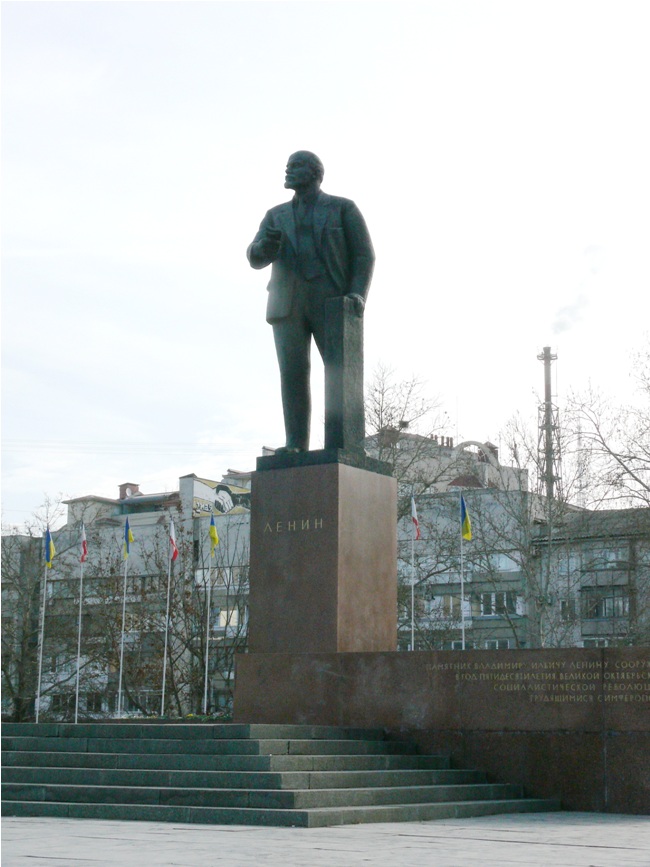 Симферопольцы взяли под защиту памятник Ленину