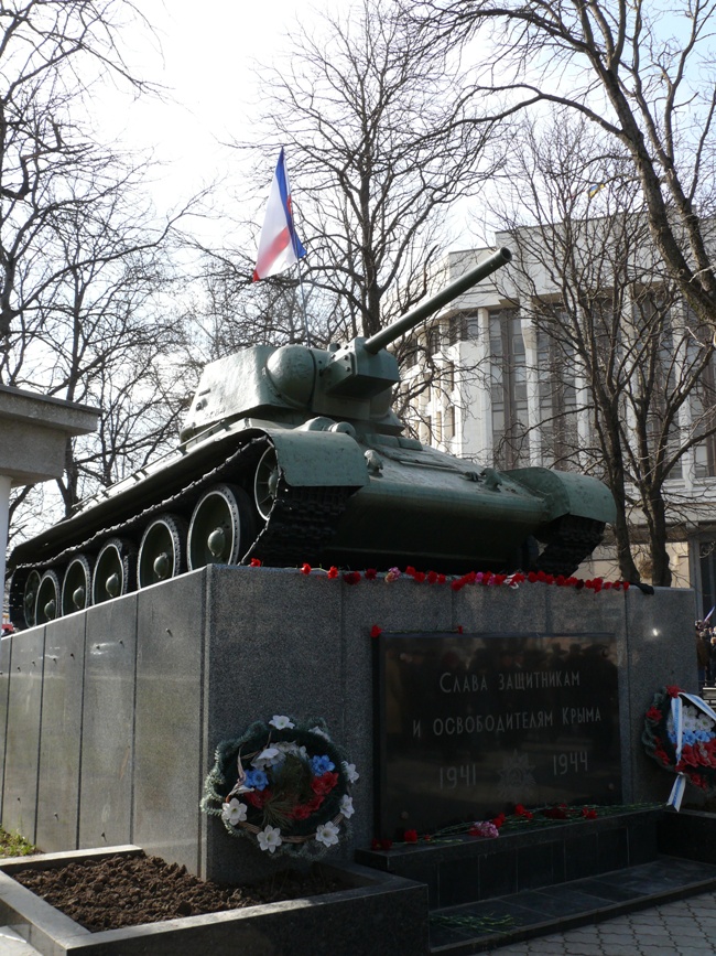 На танке в сквере Симферополя установили крымский флаг