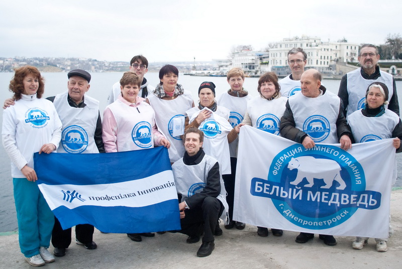 В Севастополе устроили массовое купание в море