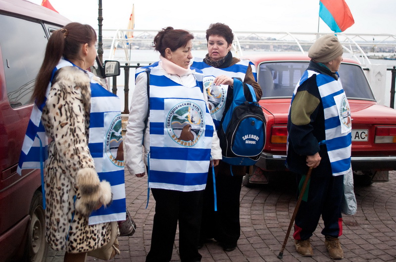 В Севастополе устроили массовое купание в море