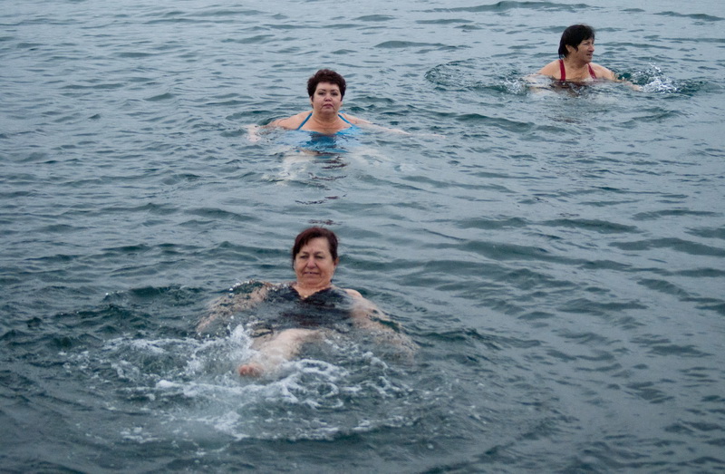 В Севастополе устроили массовое купание в море