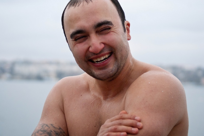 В Севастополе устроили массовое купание в море